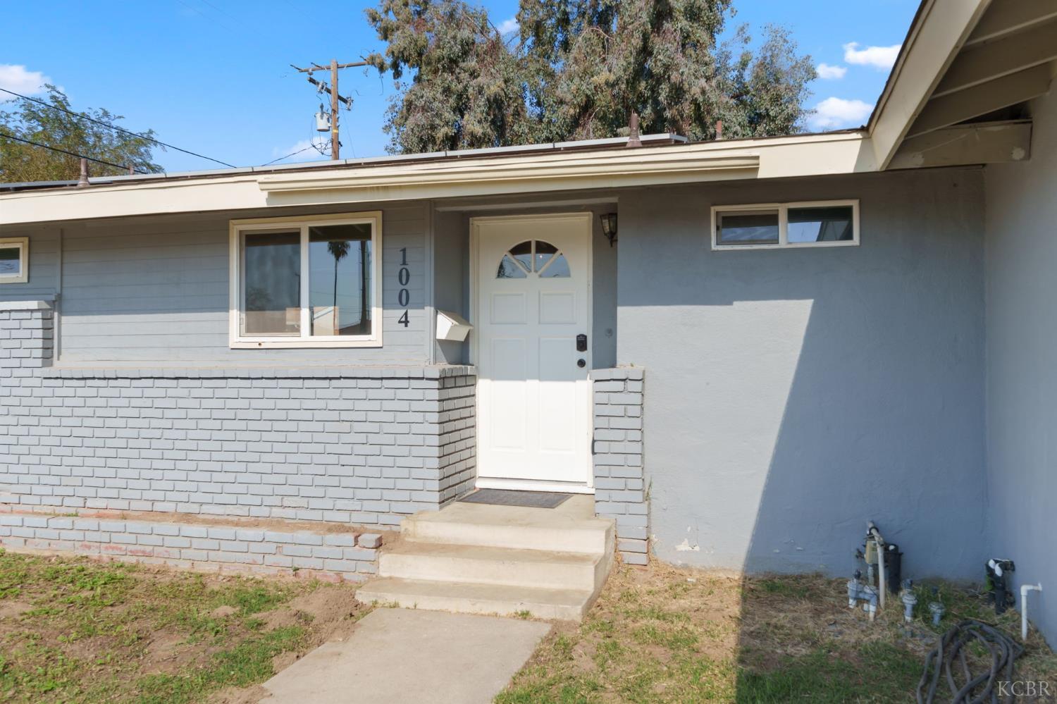 1004 E Myrtle St, Hanford, CA 93230
