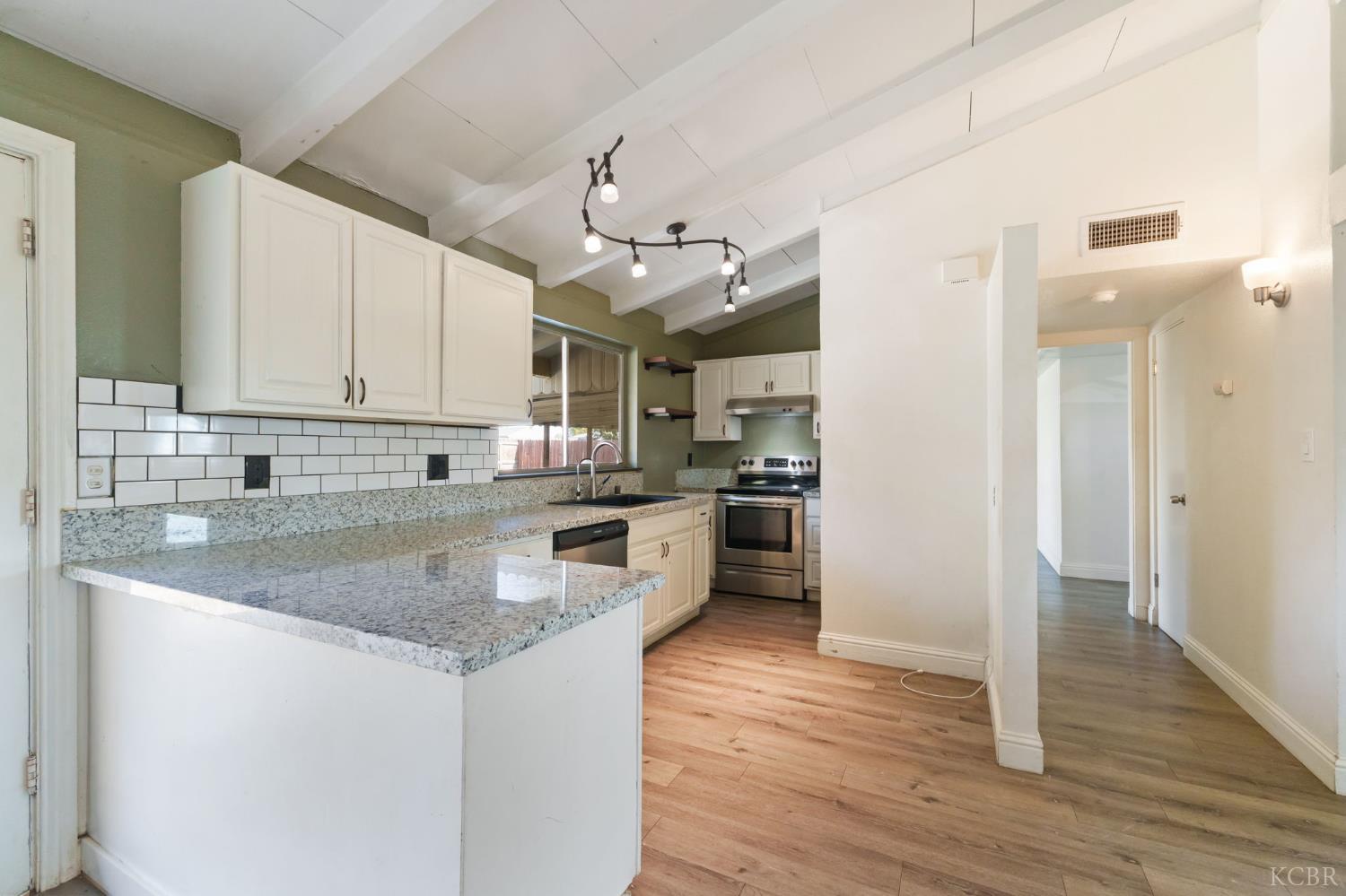 1004 E Myrtle St, Hanford, CA 93230