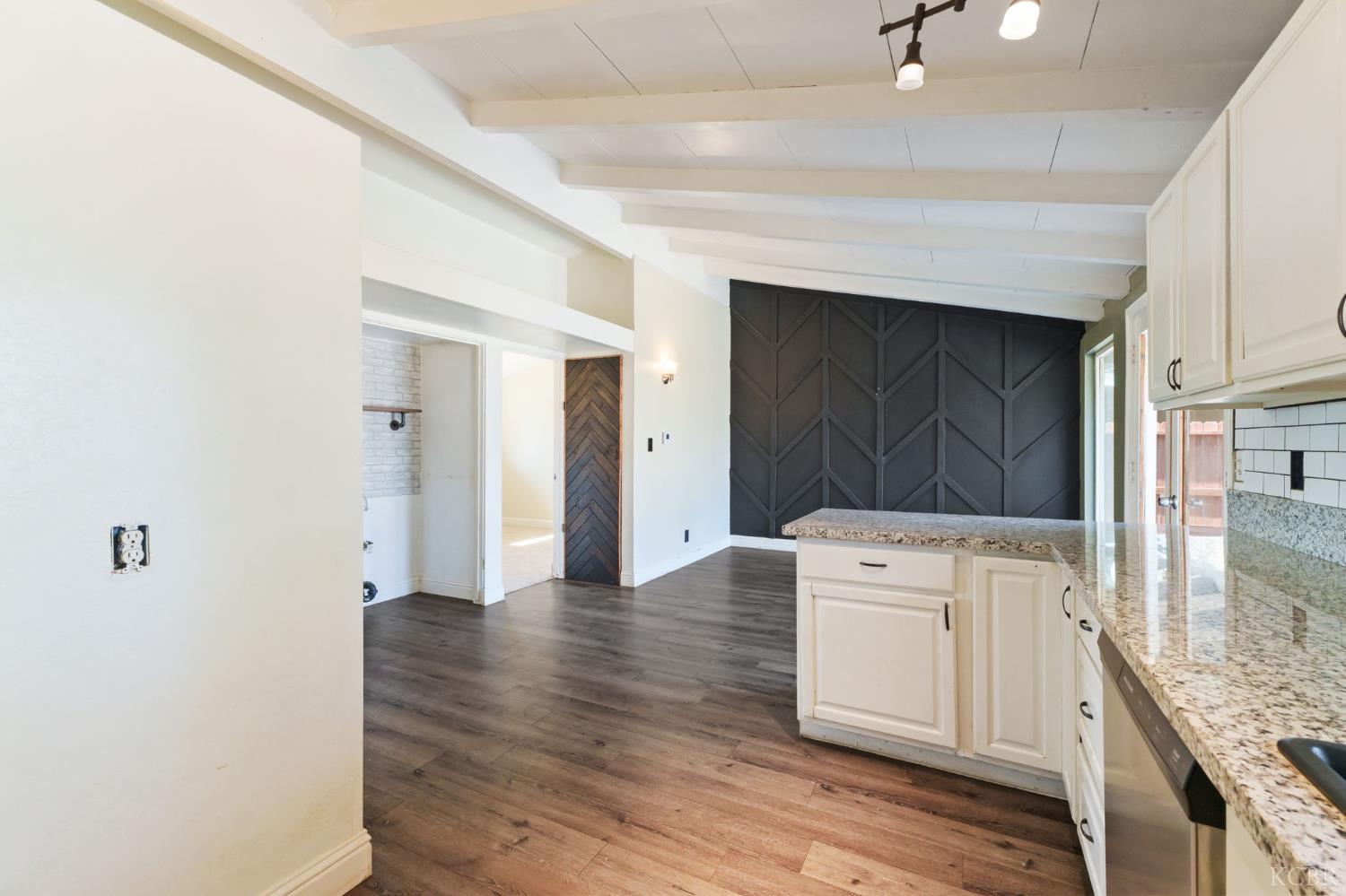 1004 E Myrtle St, Hanford, CA 93230