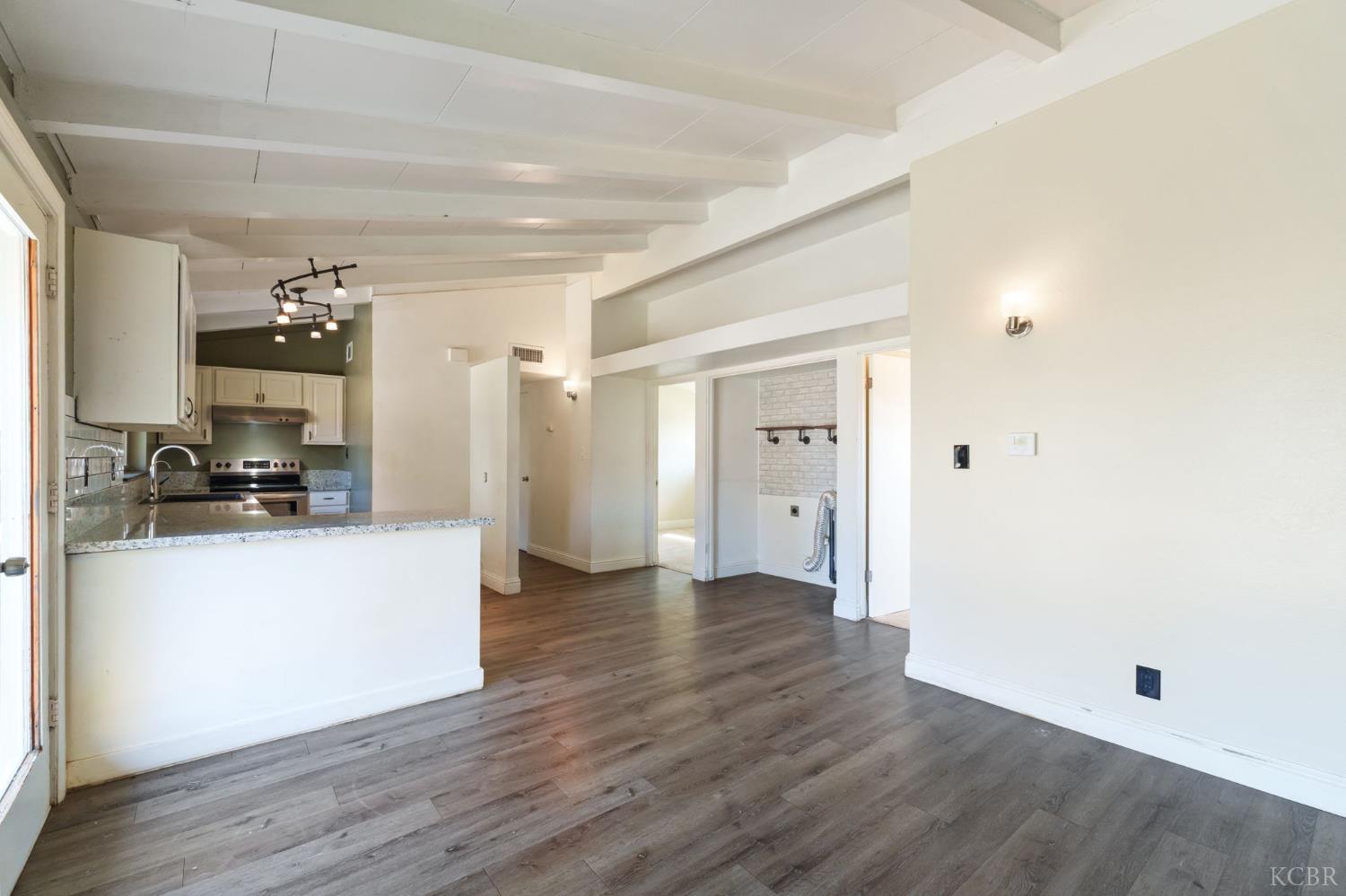 1004 E Myrtle St, Hanford, CA 93230