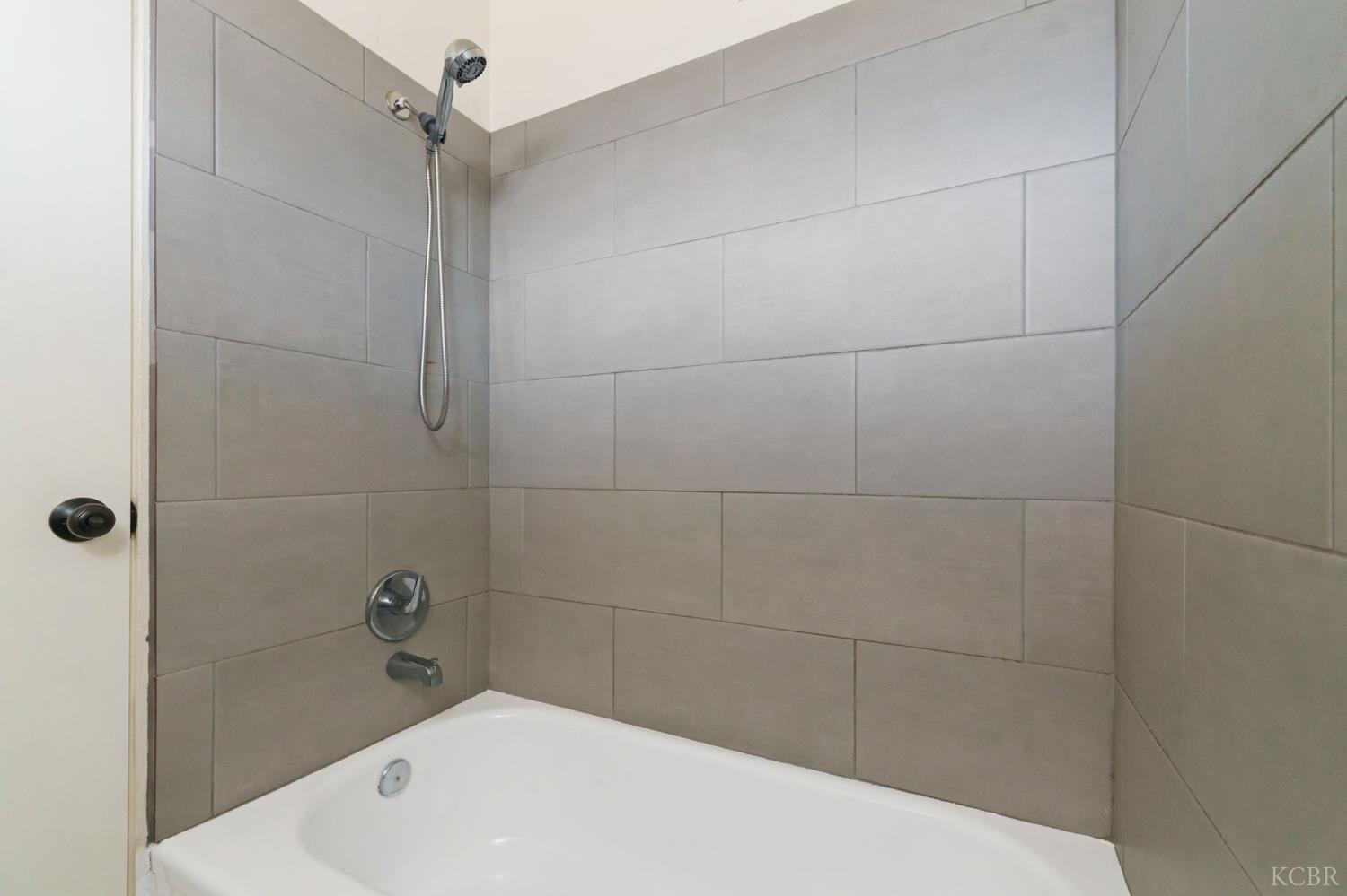 1004 E Myrtle St, Hanford, CA 93230