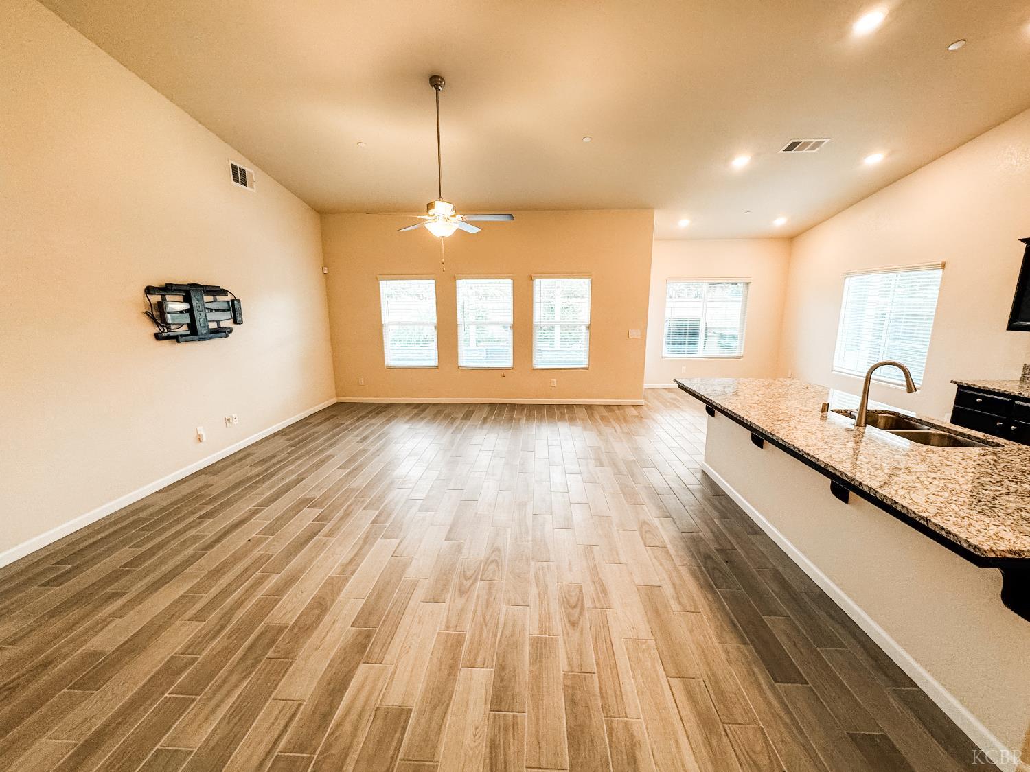 2025 Madeline Dr, Hanford, CA 93230