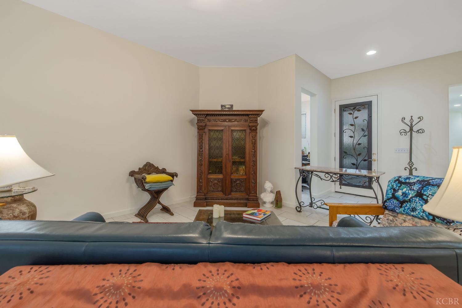 714 N Magna Carta Ave, Hanford, CA 93230