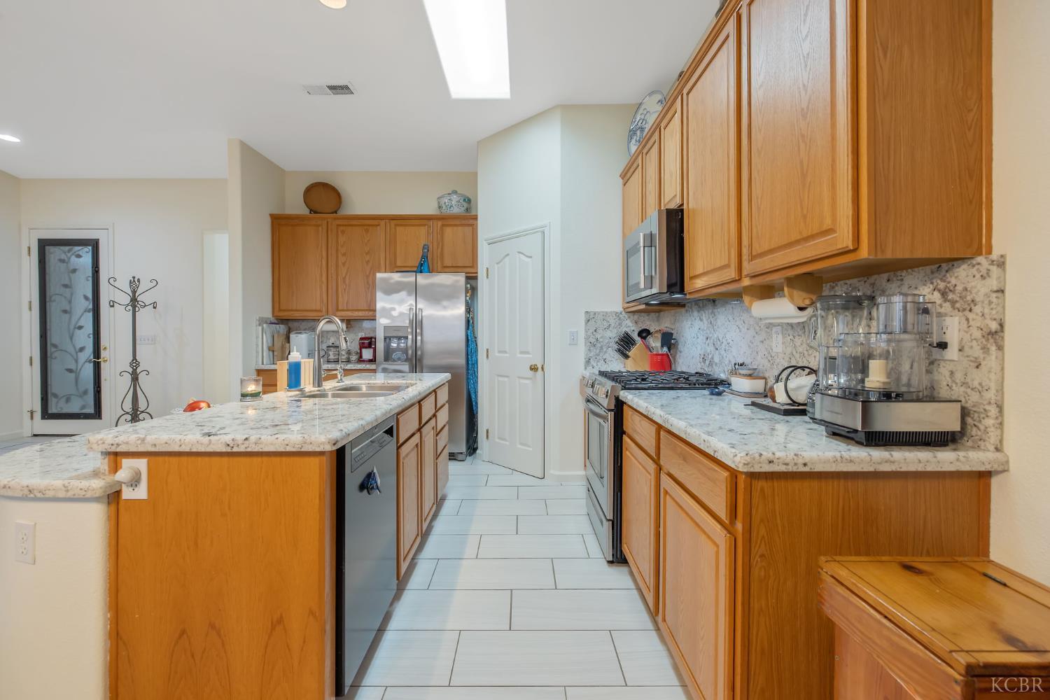 714 N Magna Carta Ave, Hanford, CA 93230