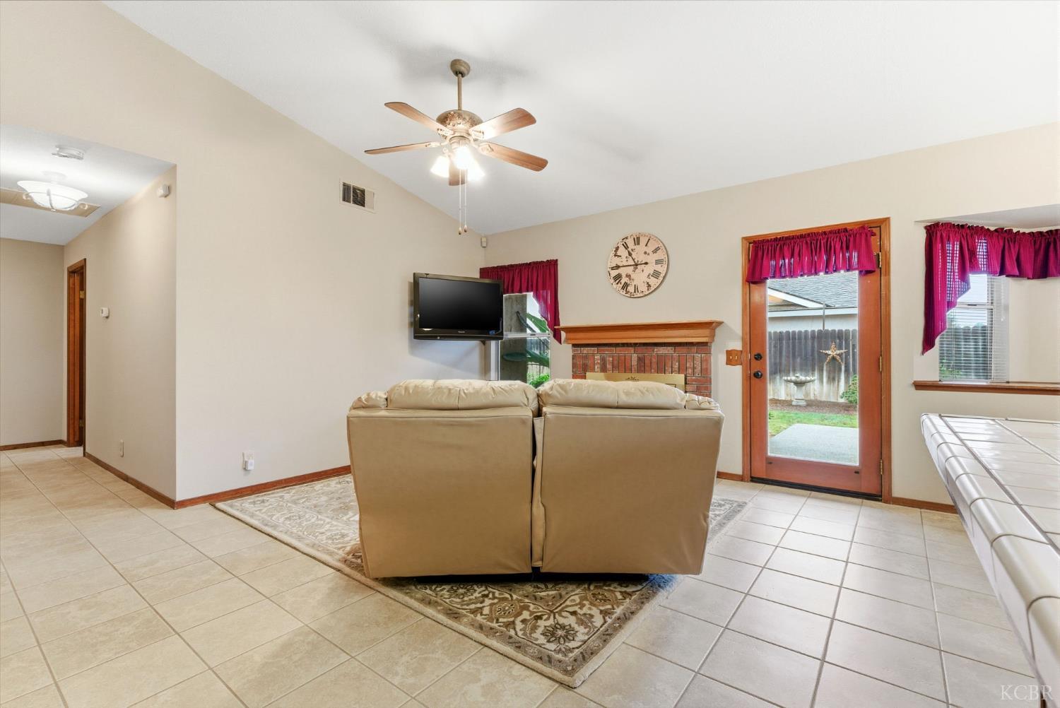 968 Lakewood Dr, Hanford, CA 93230