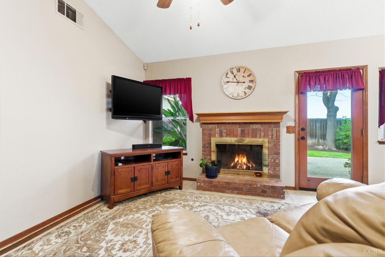 968 Lakewood Dr, Hanford, CA 93230