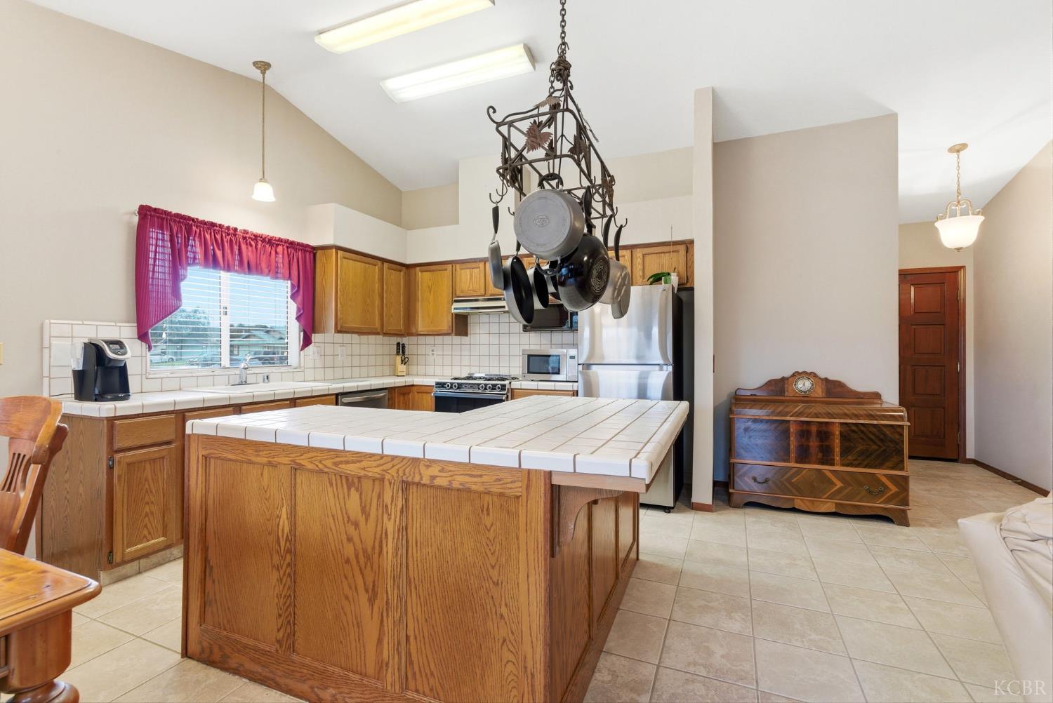 968 Lakewood Dr, Hanford, CA 93230