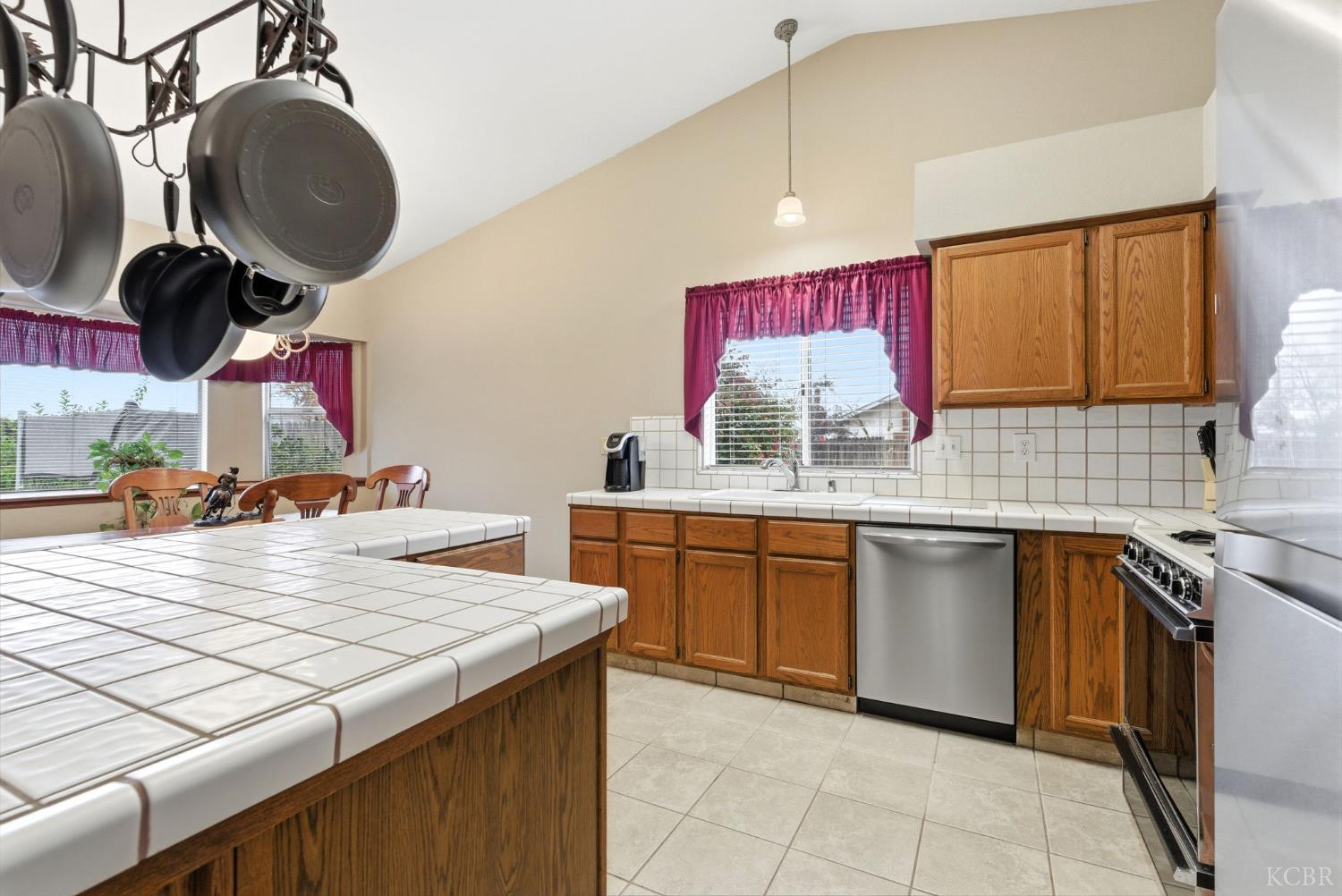 968 Lakewood Dr, Hanford, CA 93230