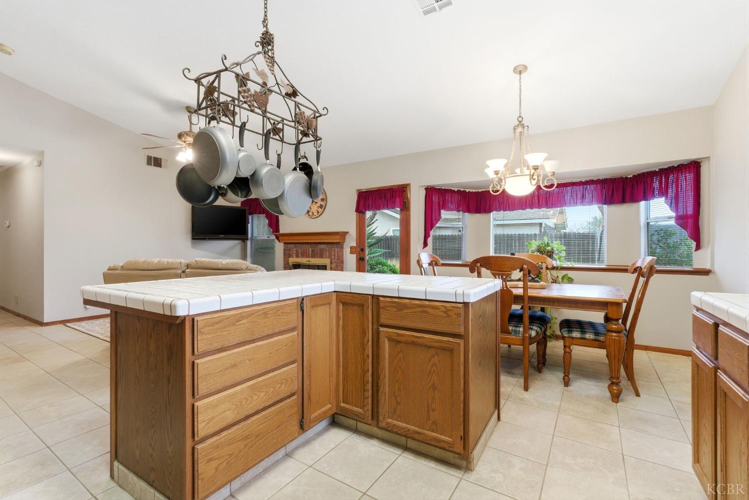 968 Lakewood Dr, Hanford, CA 93230