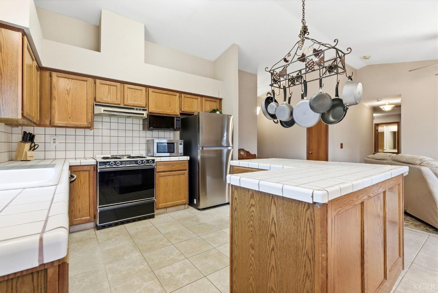 968 Lakewood Dr, Hanford, CA 93230