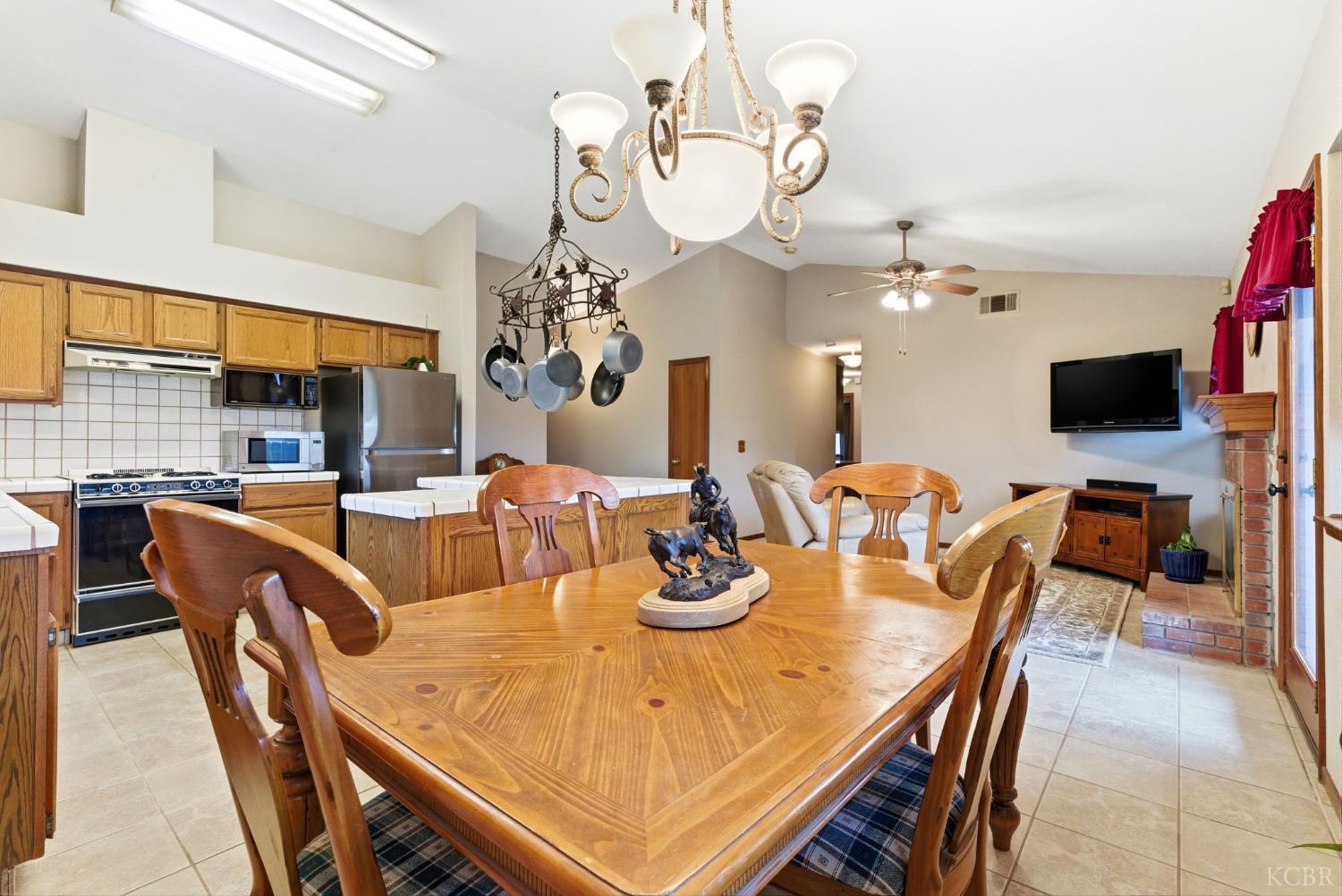 968 Lakewood Dr, Hanford, CA 93230