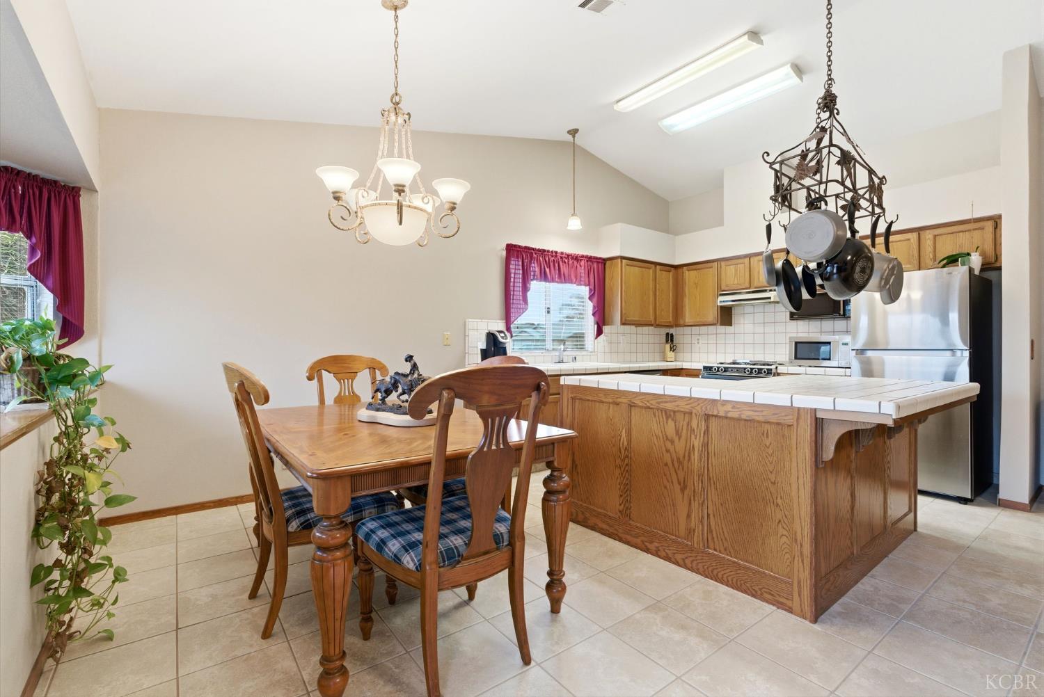 968 Lakewood Dr, Hanford, CA 93230