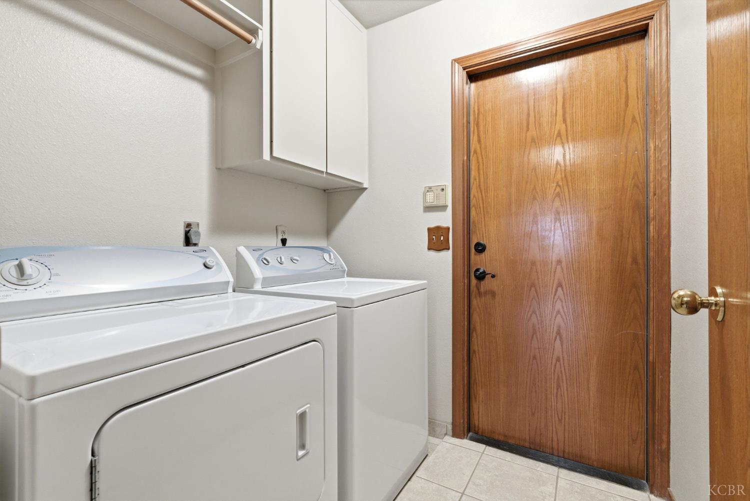 968 Lakewood Dr, Hanford, CA 93230