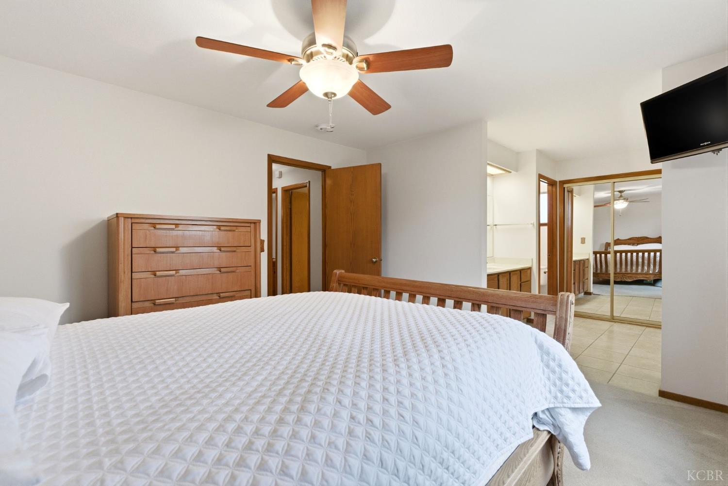 968 Lakewood Dr, Hanford, CA 93230