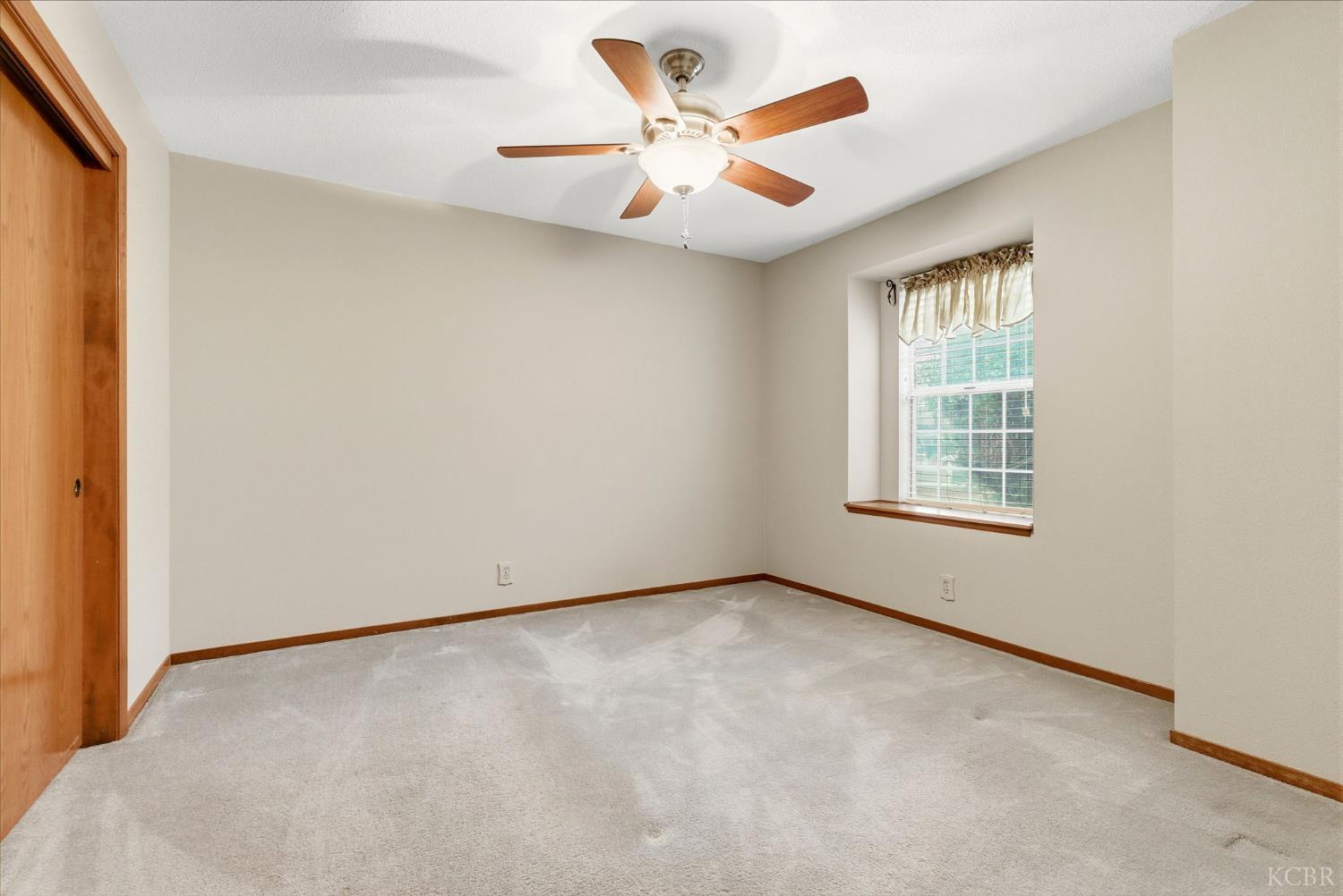 968 Lakewood Dr, Hanford, CA 93230