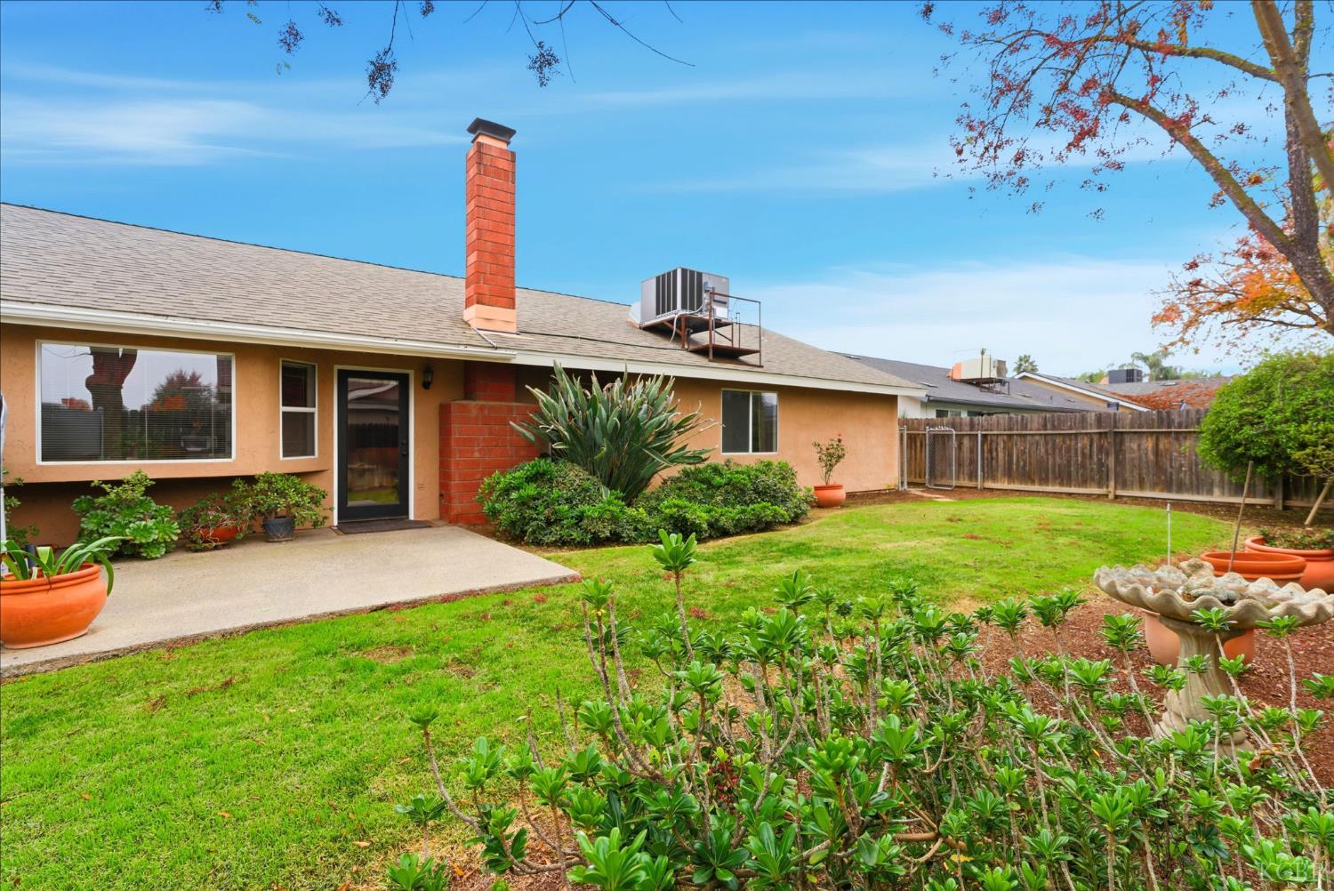 968 Lakewood Dr, Hanford, CA 93230