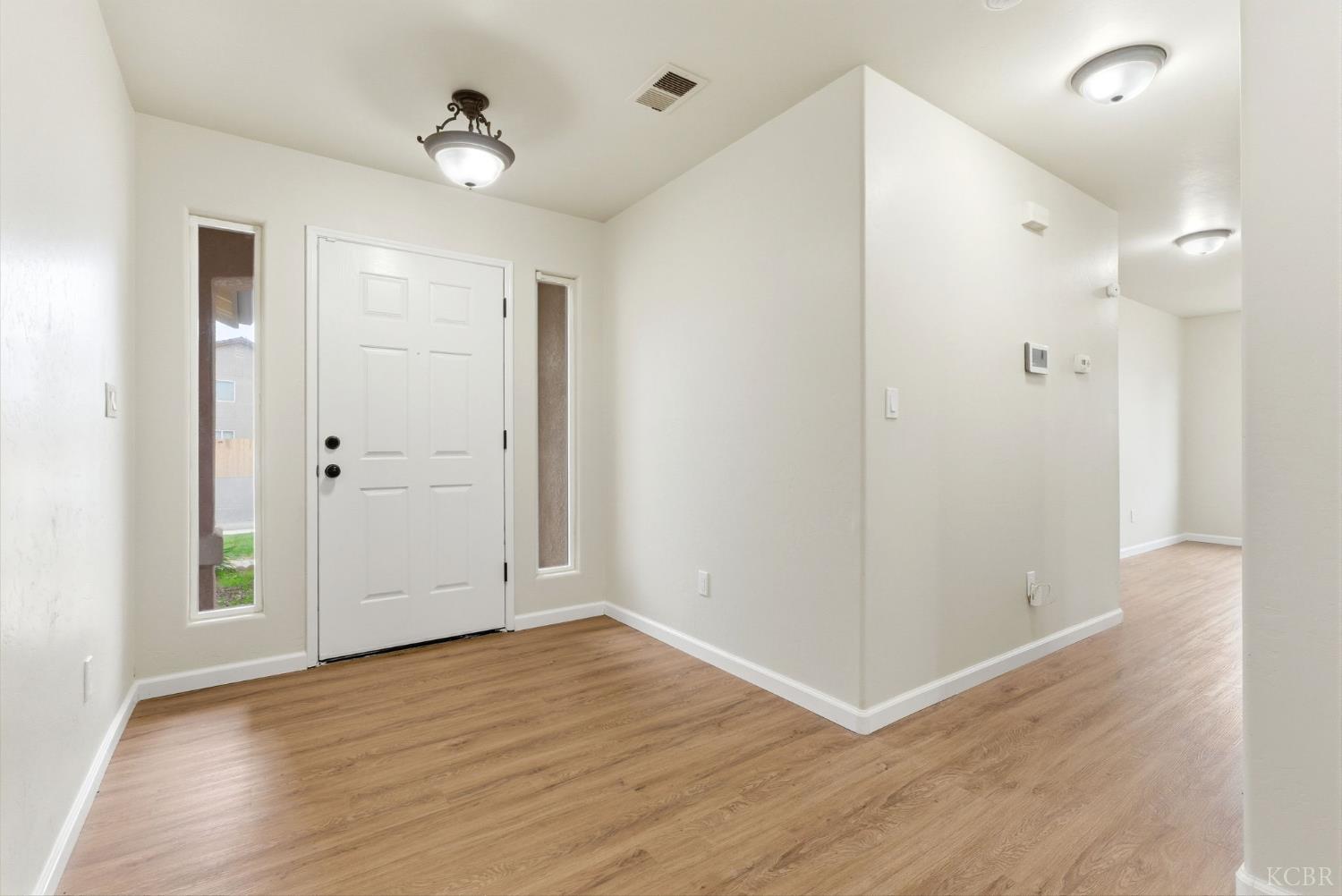 1975 W Tudor Ln, Hanford, CA 93230