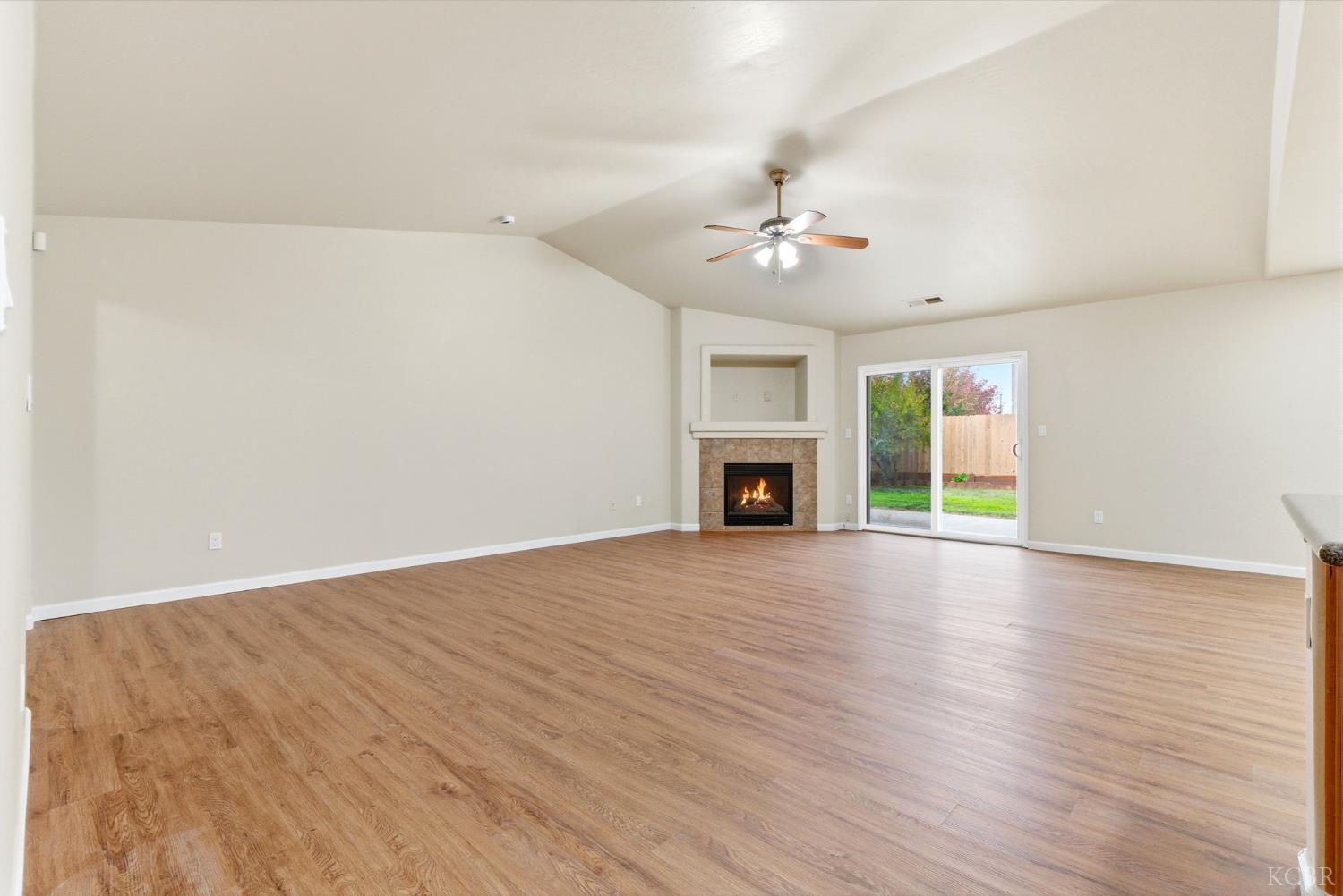 1975 W Tudor Ln, Hanford, CA 93230