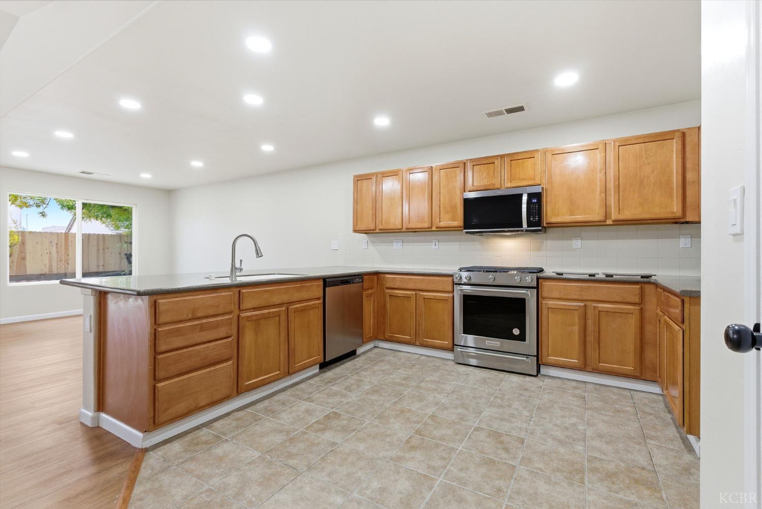 1975 W Tudor Ln, Hanford, CA 93230