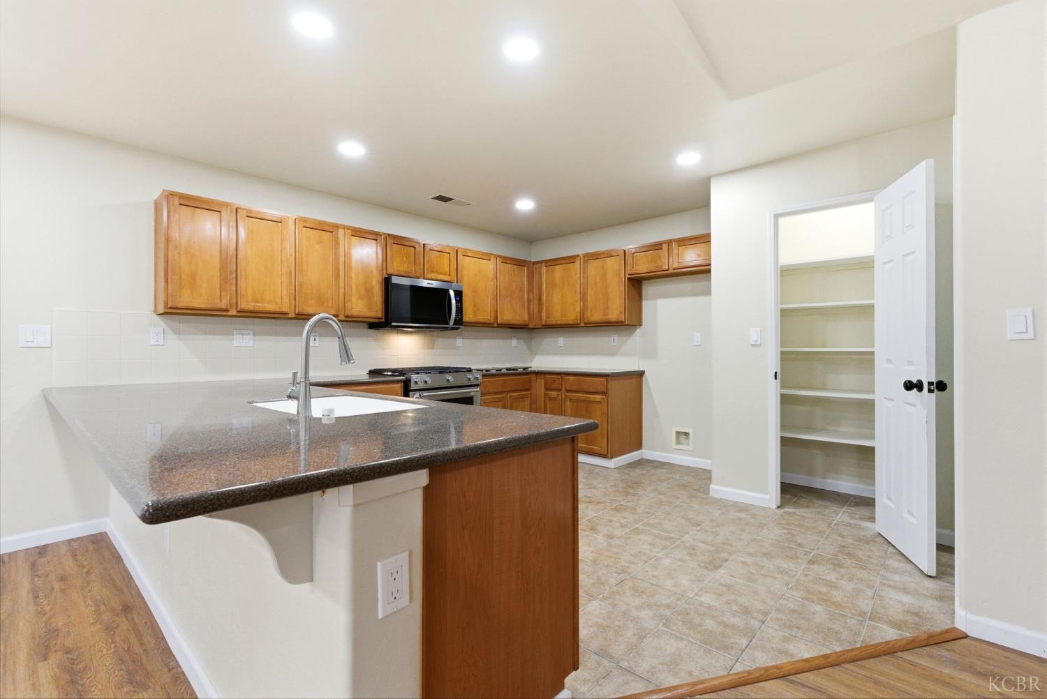 1975 W Tudor Ln, Hanford, CA 93230