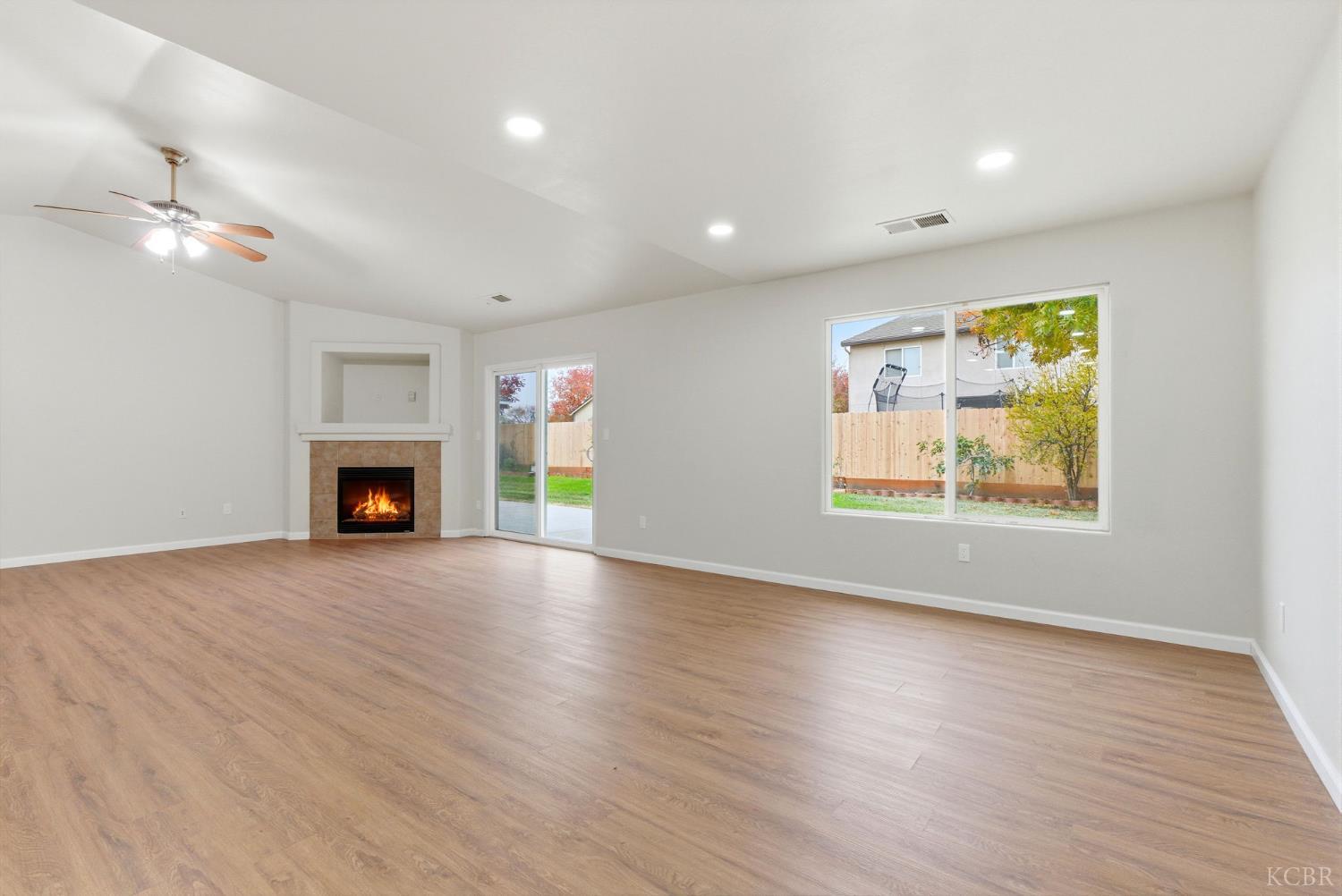 1975 W Tudor Ln, Hanford, CA 93230