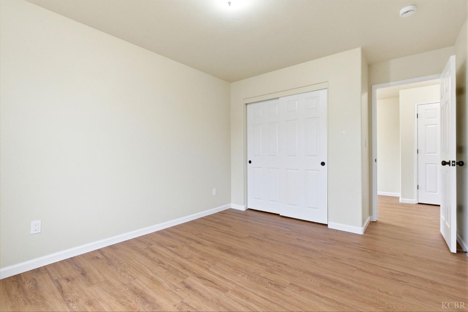 1975 W Tudor Ln, Hanford, CA 93230