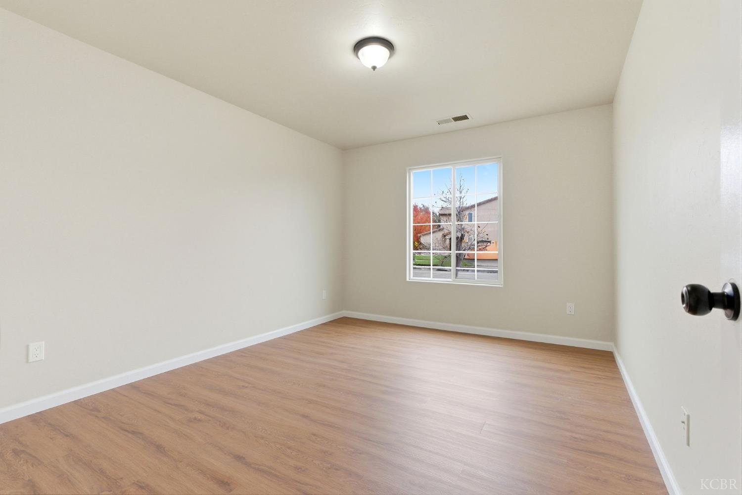 1975 W Tudor Ln, Hanford, CA 93230