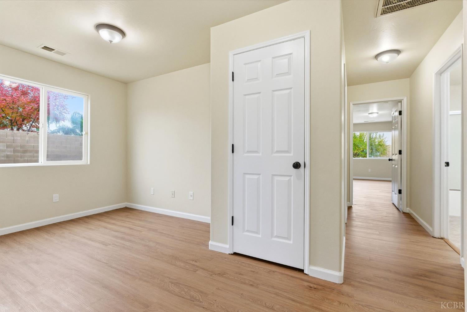 1975 W Tudor Ln, Hanford, CA 93230