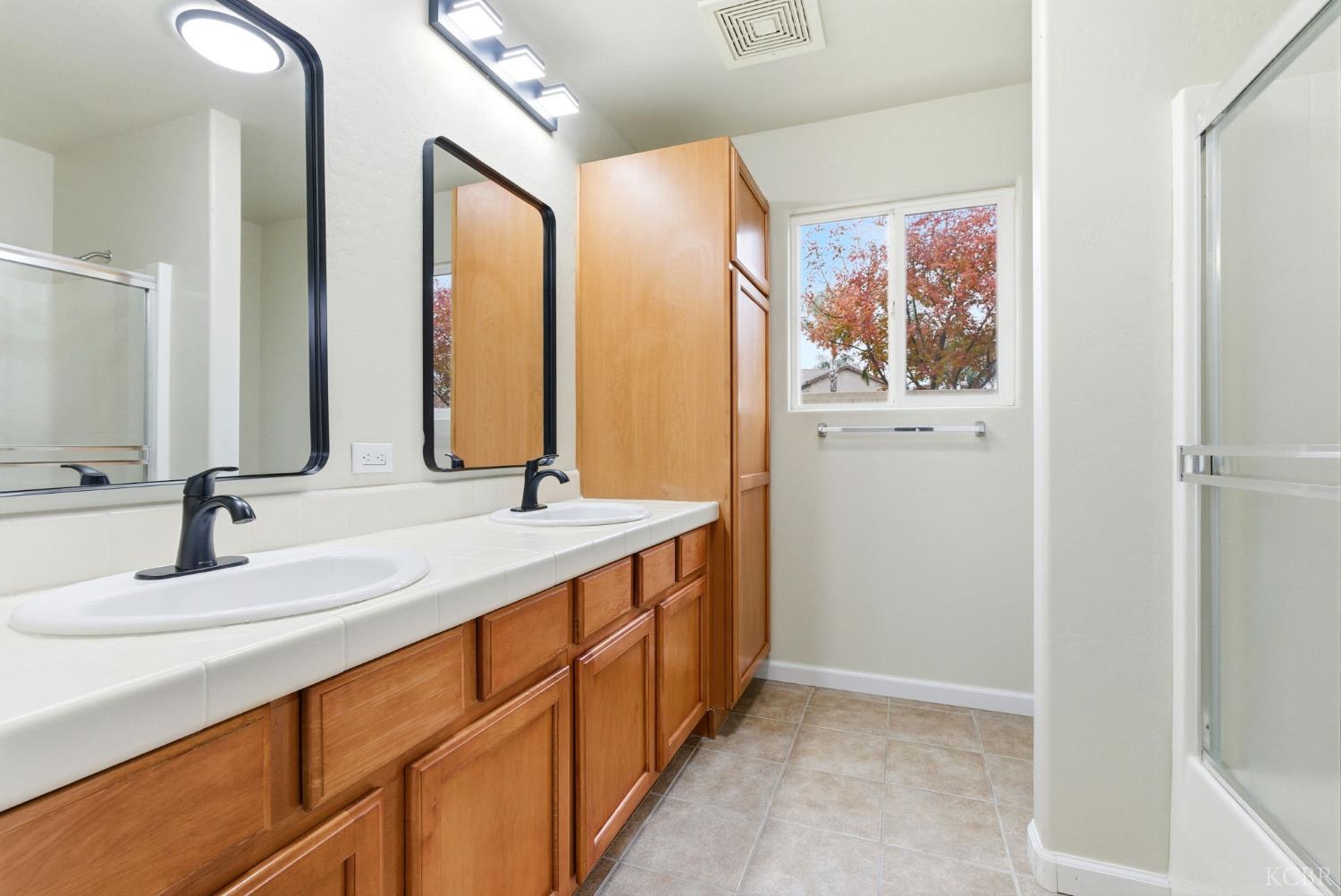 1975 W Tudor Ln, Hanford, CA 93230