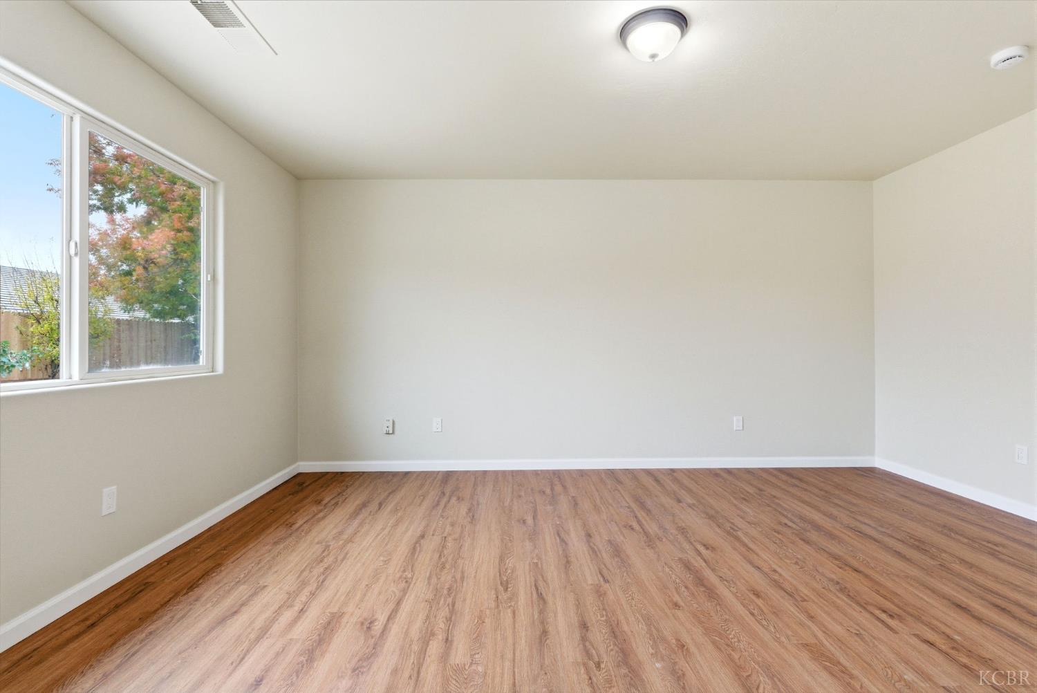 1975 W Tudor Ln, Hanford, CA 93230