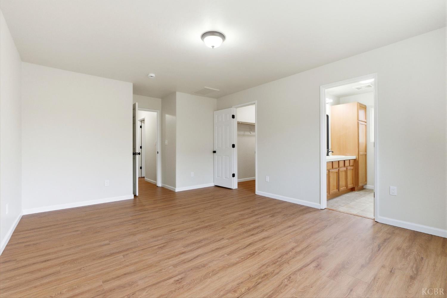 1975 W Tudor Ln, Hanford, CA 93230