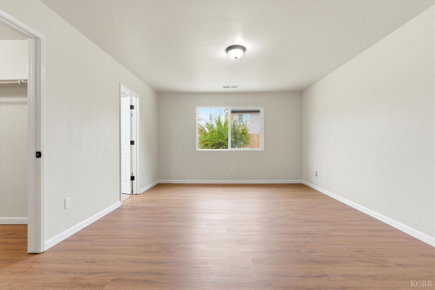 1975 W Tudor Ln, Hanford, CA 93230