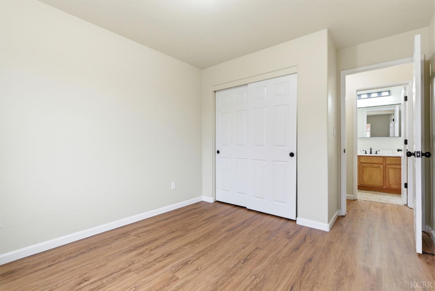 1975 W Tudor Ln, Hanford, CA 93230