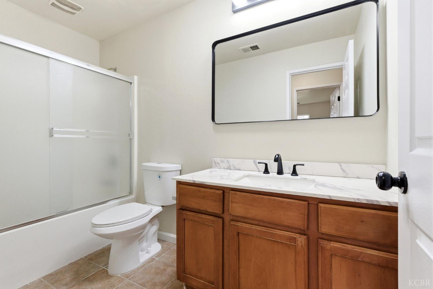 1975 W Tudor Ln, Hanford, CA 93230