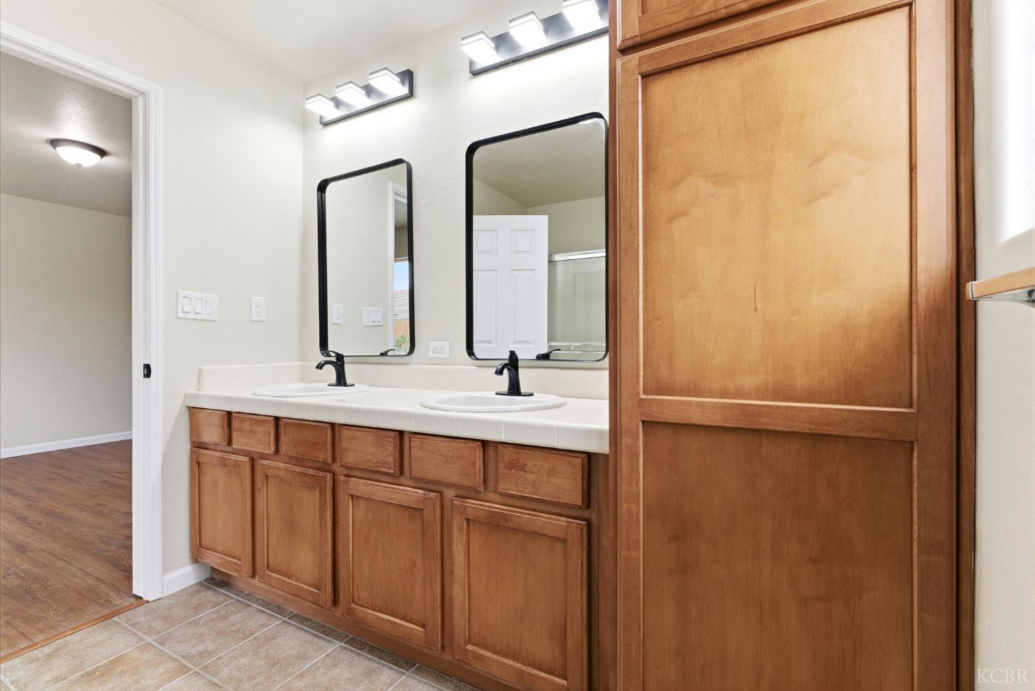 1975 W Tudor Ln, Hanford, CA 93230