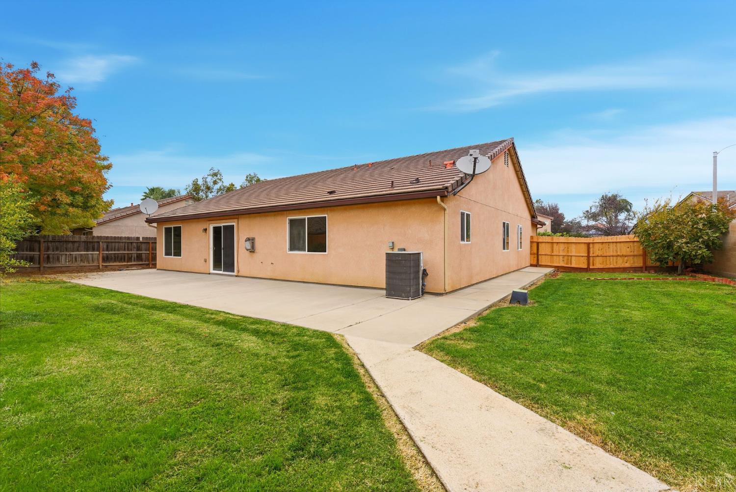 1975 W Tudor Ln, Hanford, CA 93230