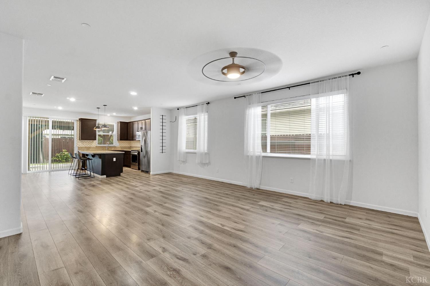 1113 Greenbrier Dr, Hanford, CA 93230