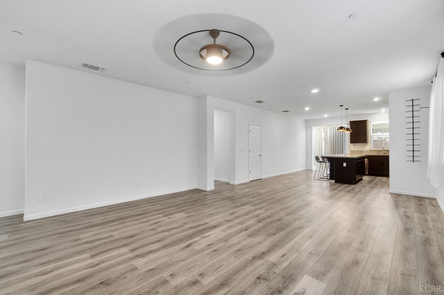 1113 Greenbrier Dr, Hanford, CA 93230