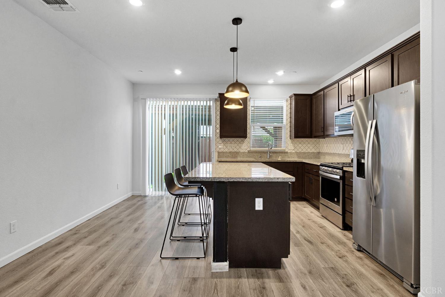 1113 Greenbrier Dr, Hanford, CA 93230