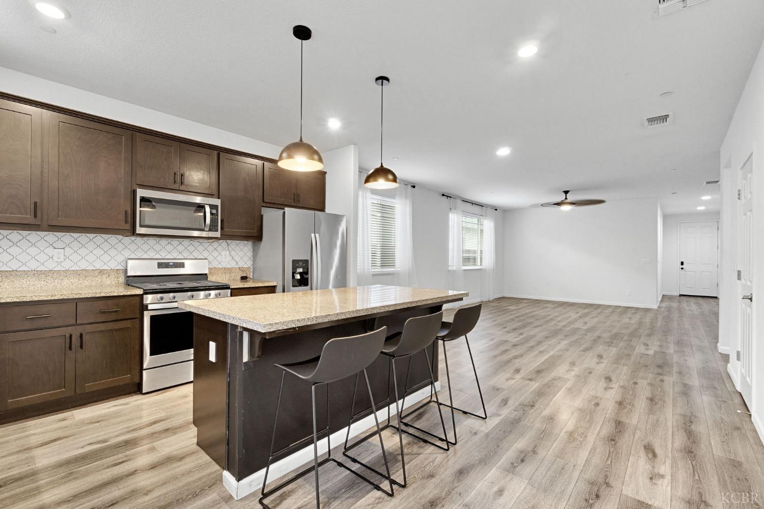 1113 Greenbrier Dr, Hanford, CA 93230