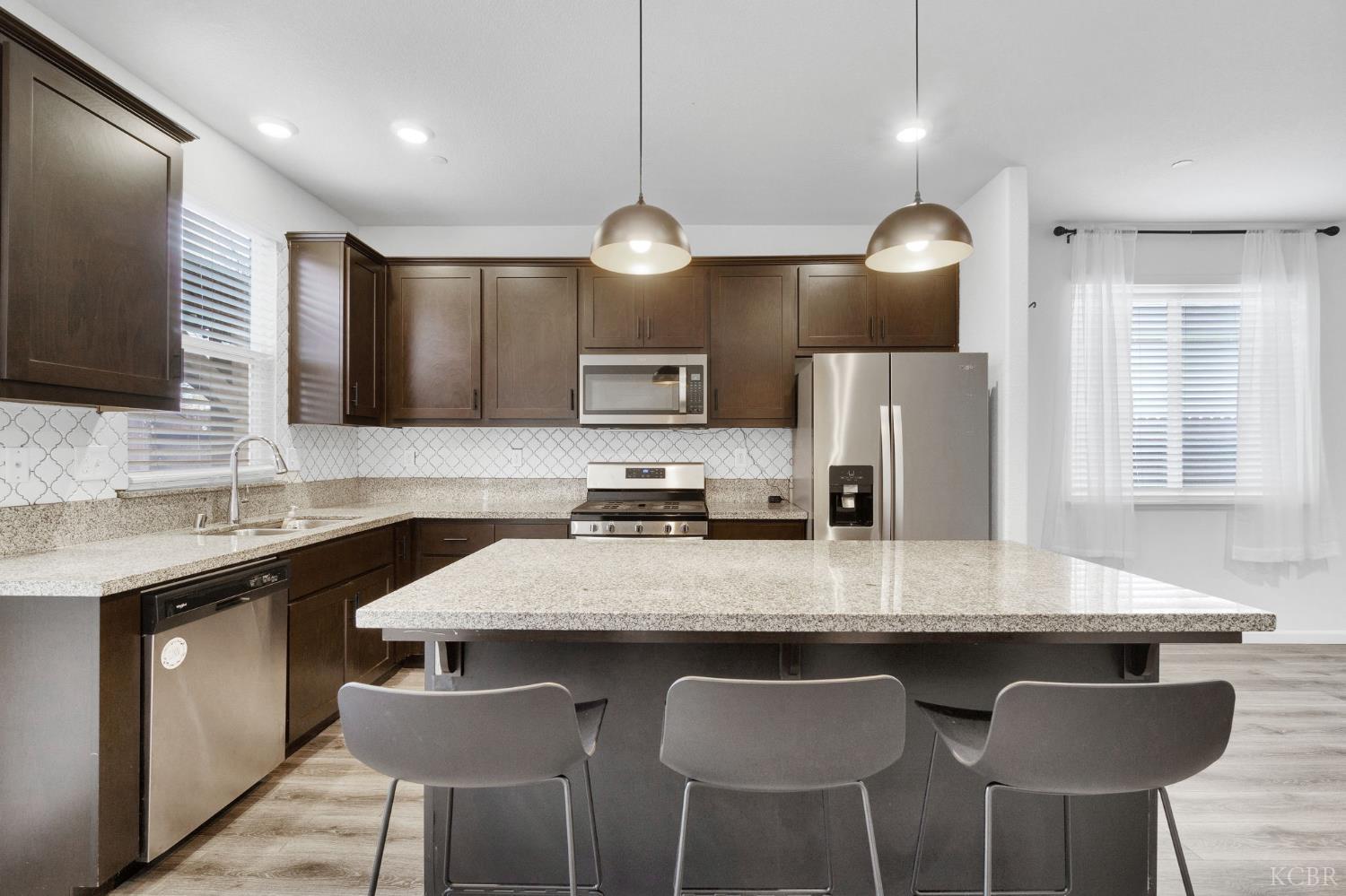 1113 Greenbrier Dr, Hanford, CA 93230