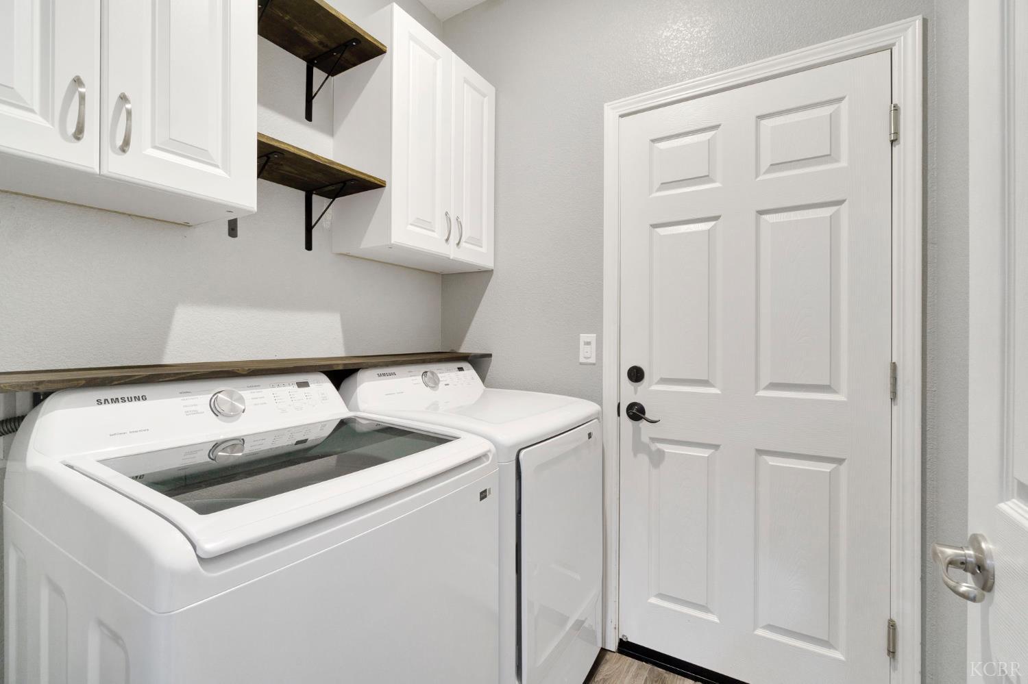 1113 Greenbrier Dr, Hanford, CA 93230