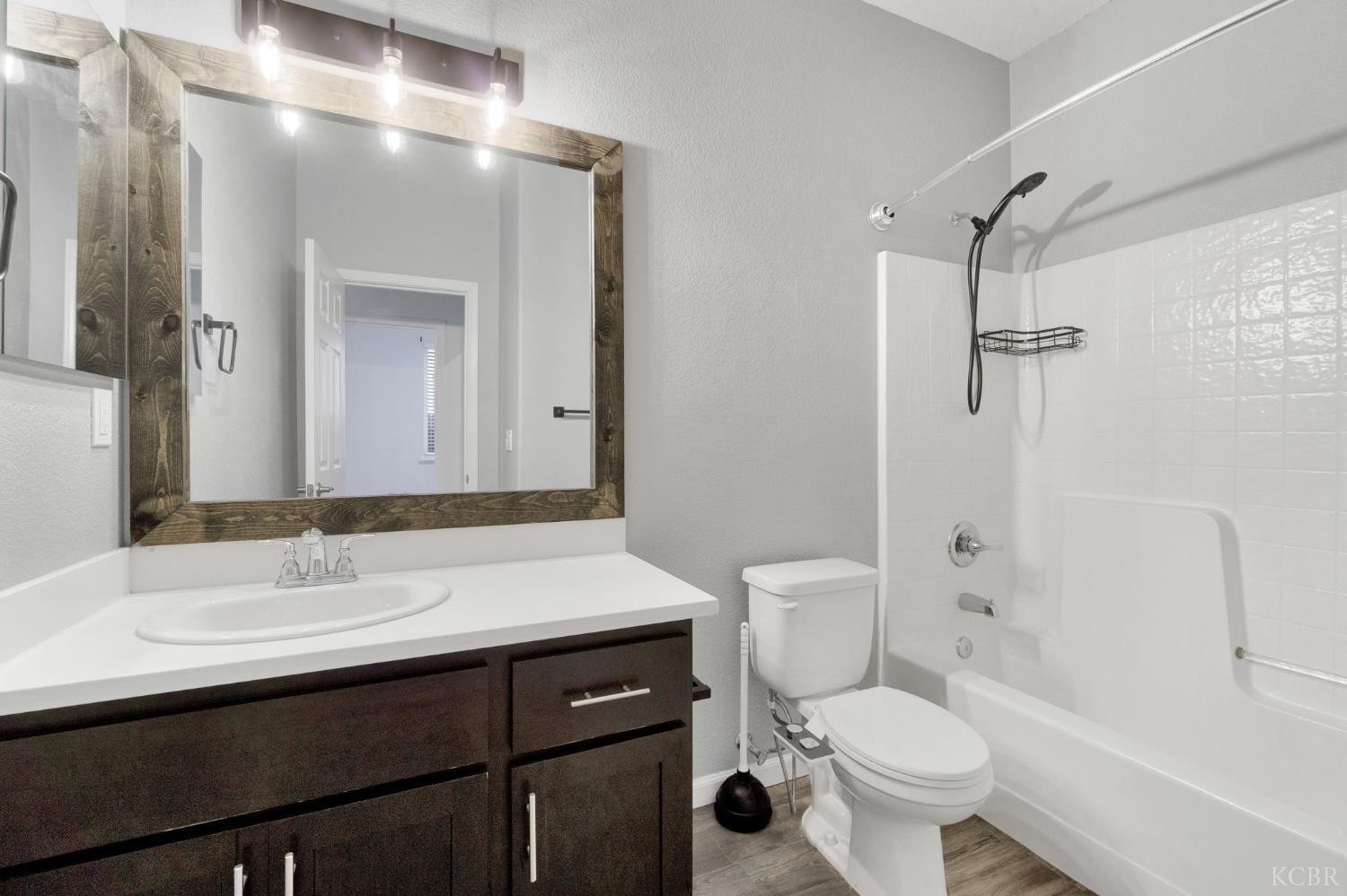 1113 Greenbrier Dr, Hanford, CA 93230