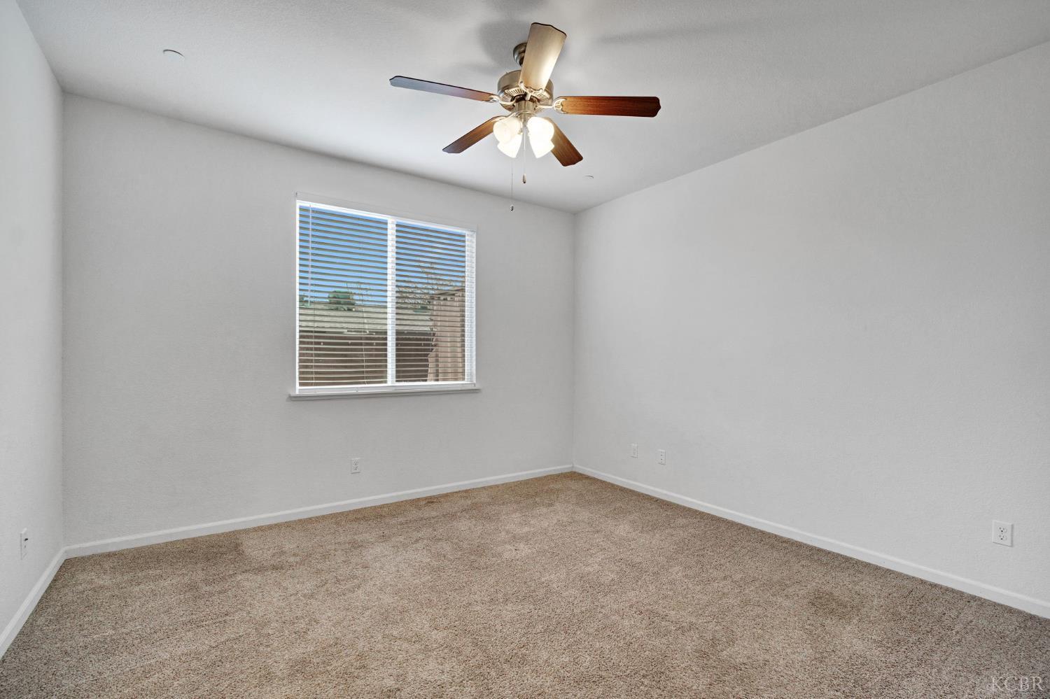 1113 Greenbrier Dr, Hanford, CA 93230