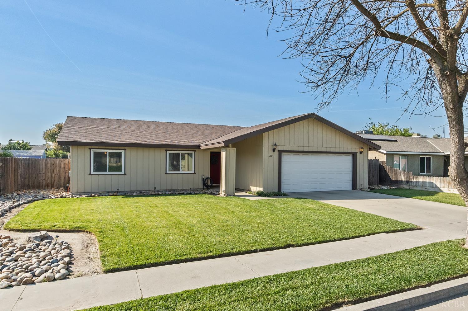 1363 Stanford Pl, Hanford, CA 93230