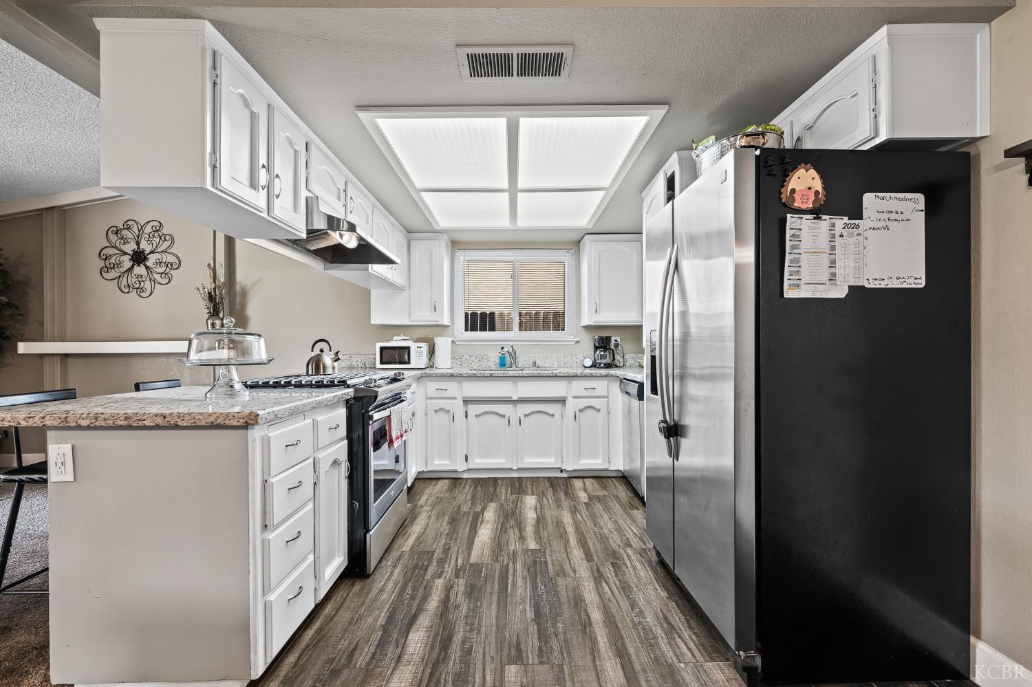 1363 Stanford Pl, Hanford, CA 93230