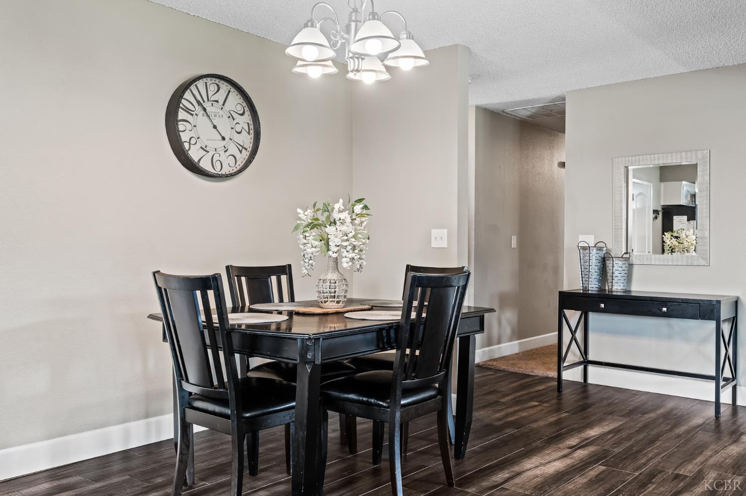 1363 Stanford Pl, Hanford, CA 93230