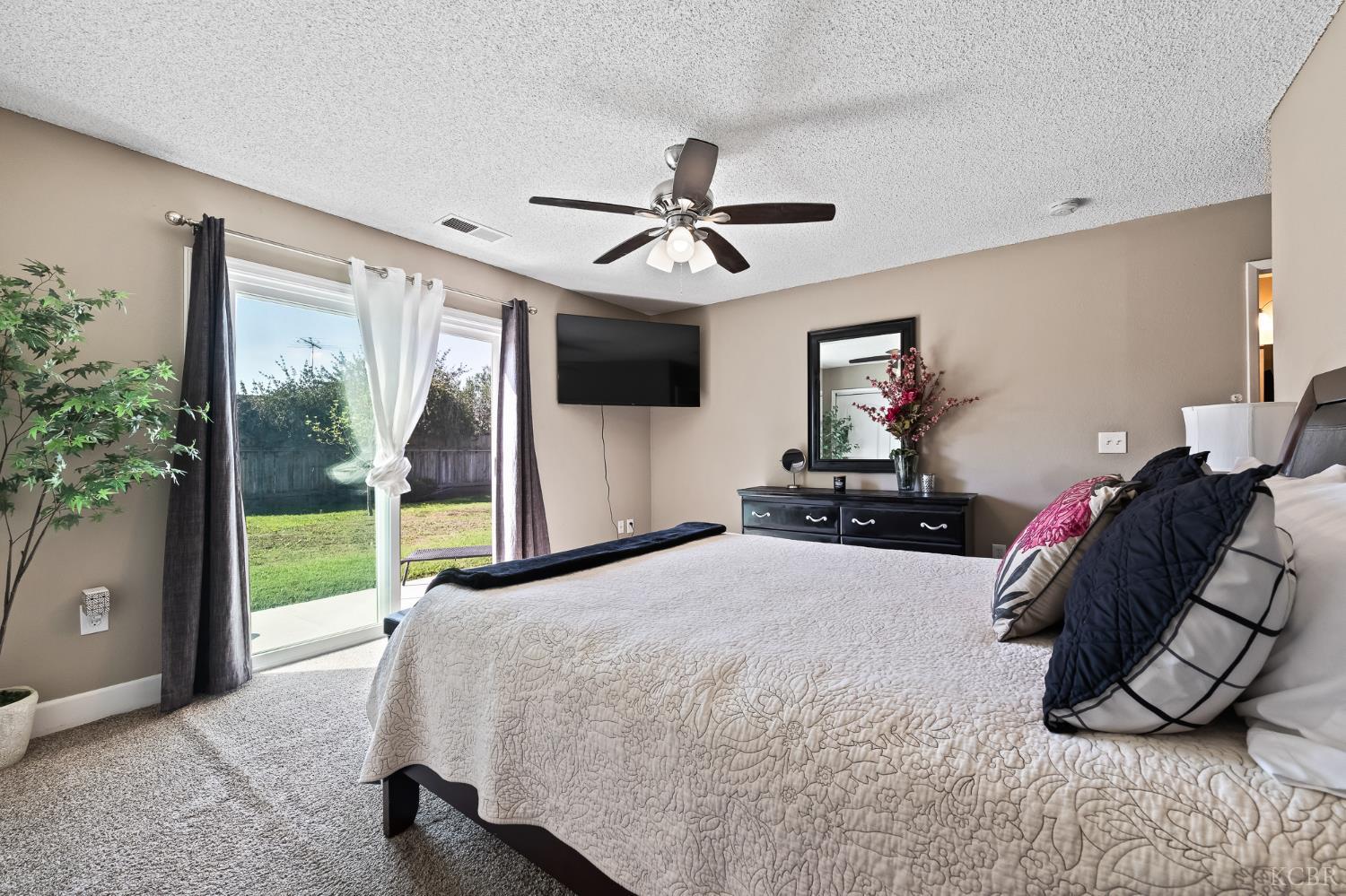 1363 Stanford Pl, Hanford, CA 93230