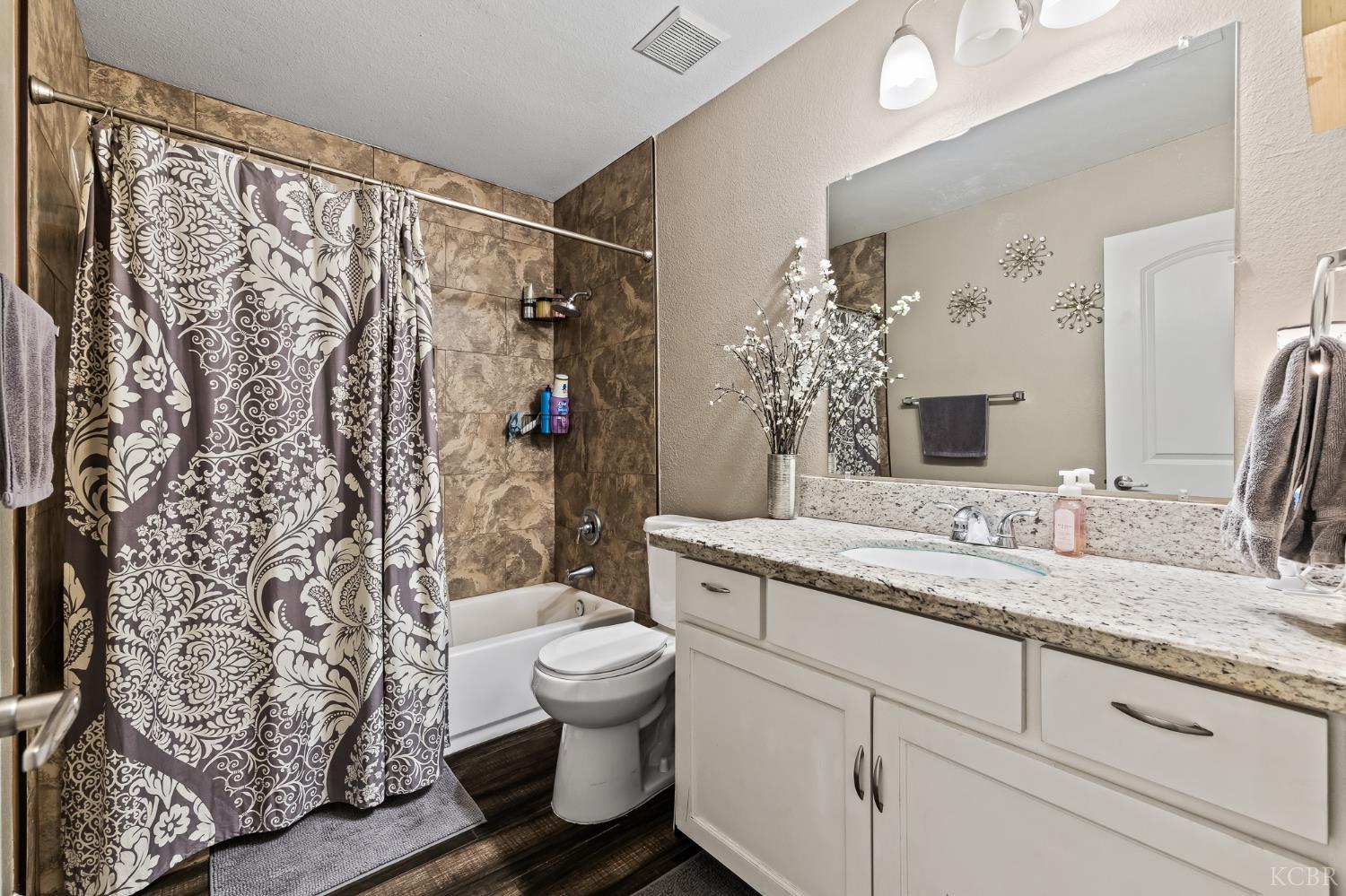 1363 Stanford Pl, Hanford, CA 93230