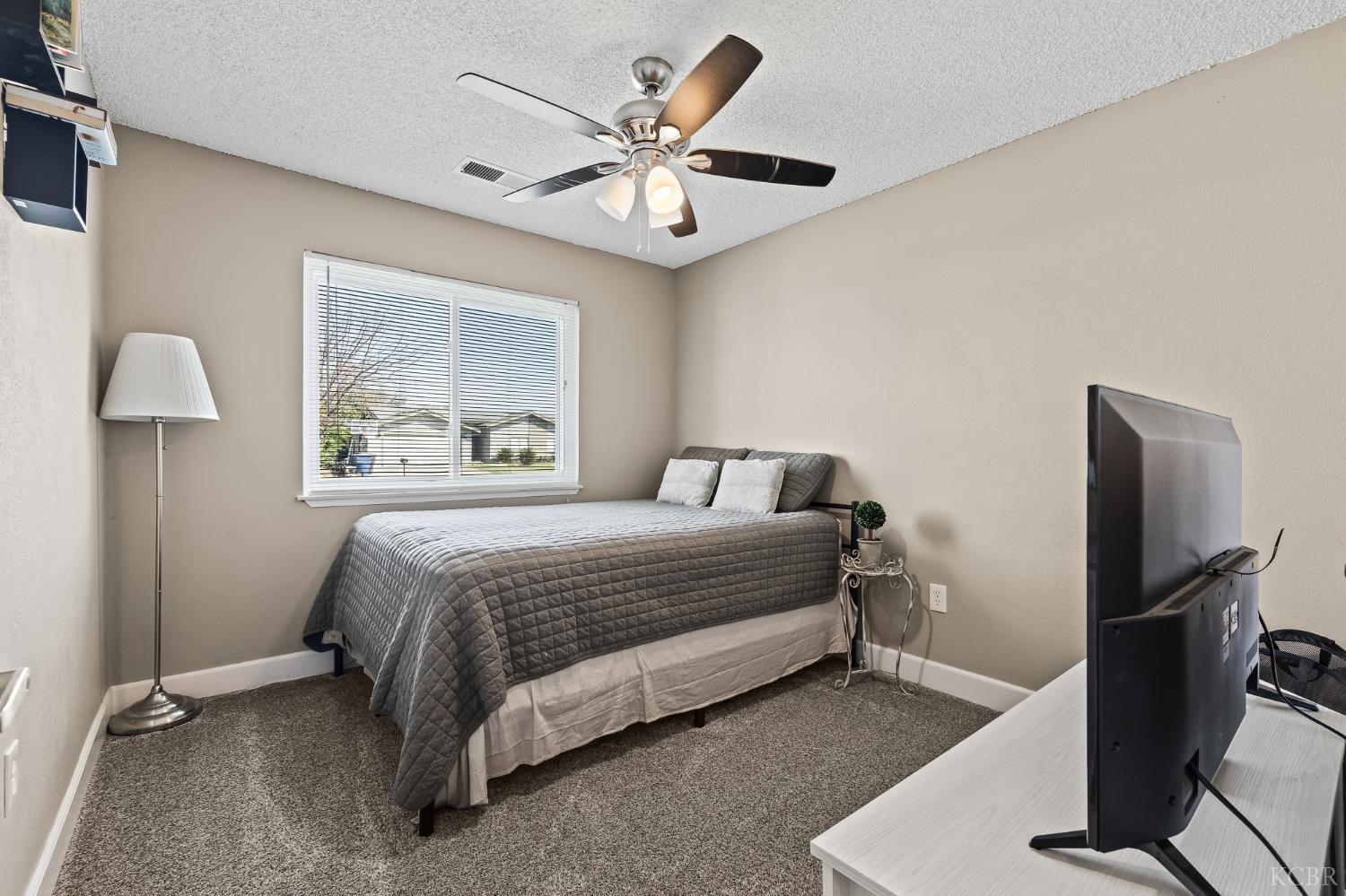 1363 Stanford Pl, Hanford, CA 93230